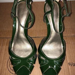 Women’s open toe emerald green pump!